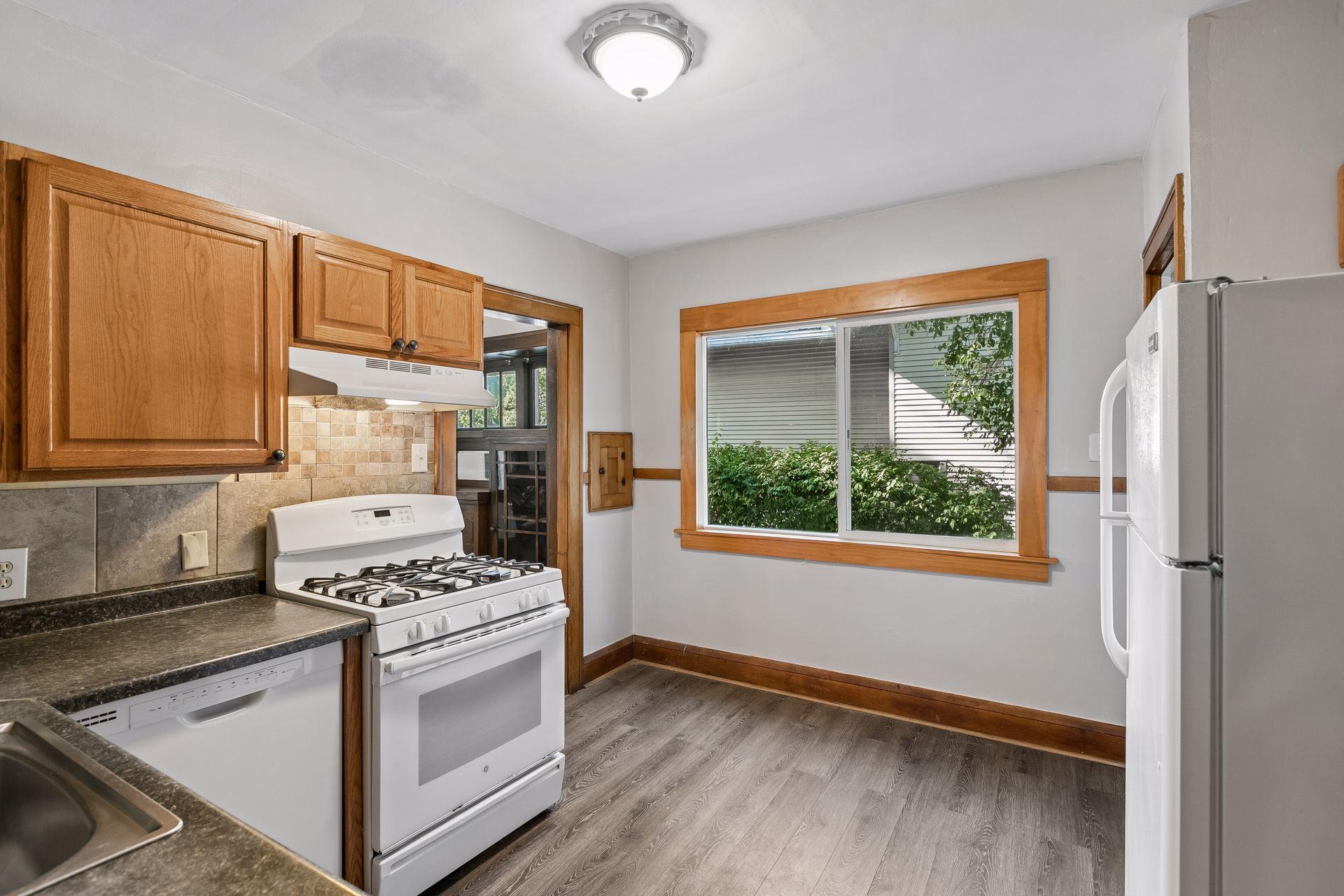 2323 Ilion Avenue N Property Photo 8