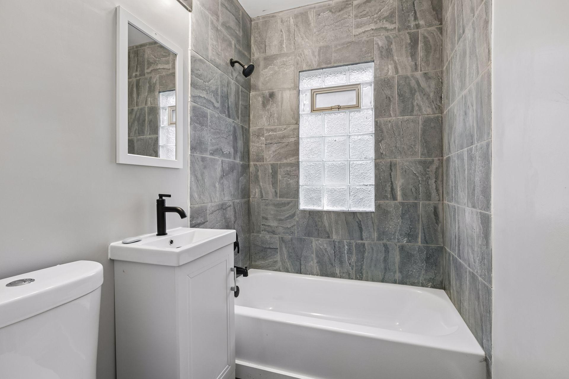 2323 Ilion Avenue N Property Photo 9