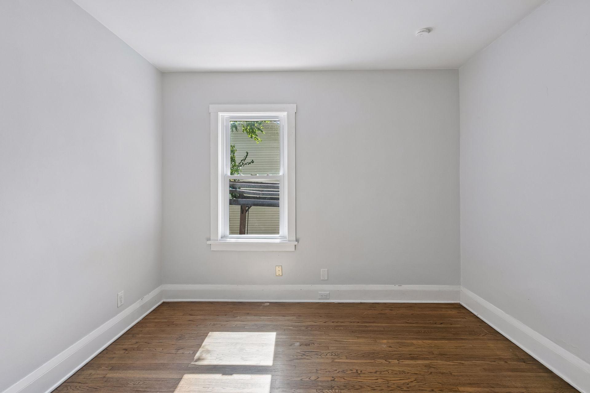 2323 Ilion Avenue N Property Photo 11