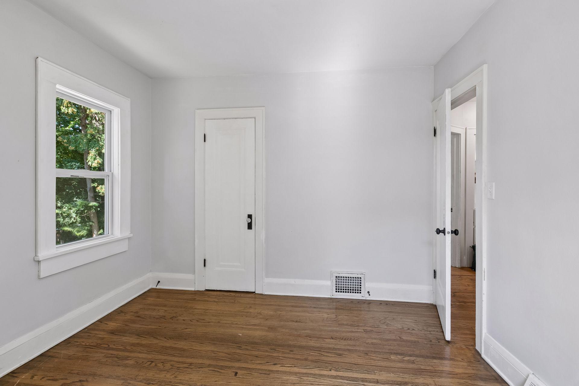 2323 Ilion Avenue N Property Photo 12