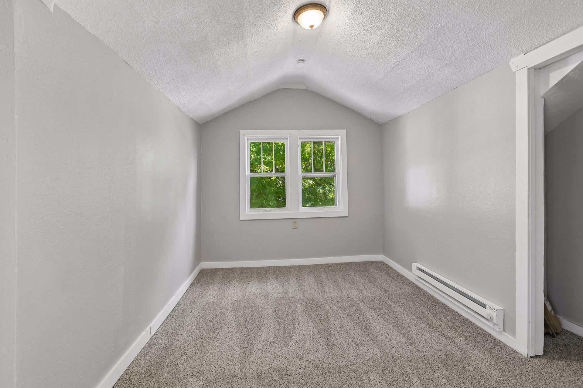 2323 Ilion Avenue N Property Photo 19
