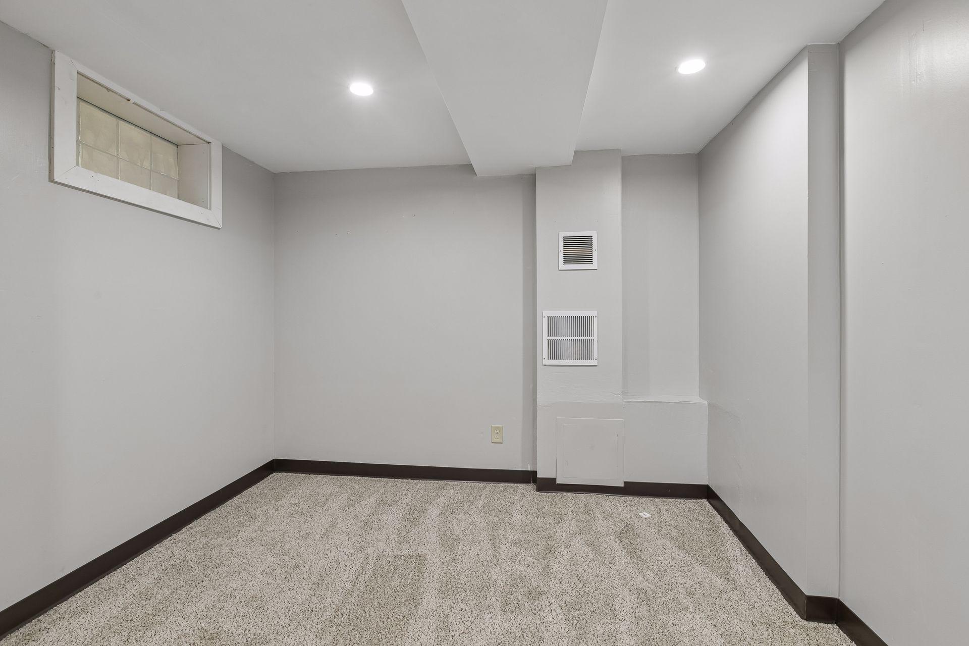 2323 Ilion Avenue N Property Photo 24