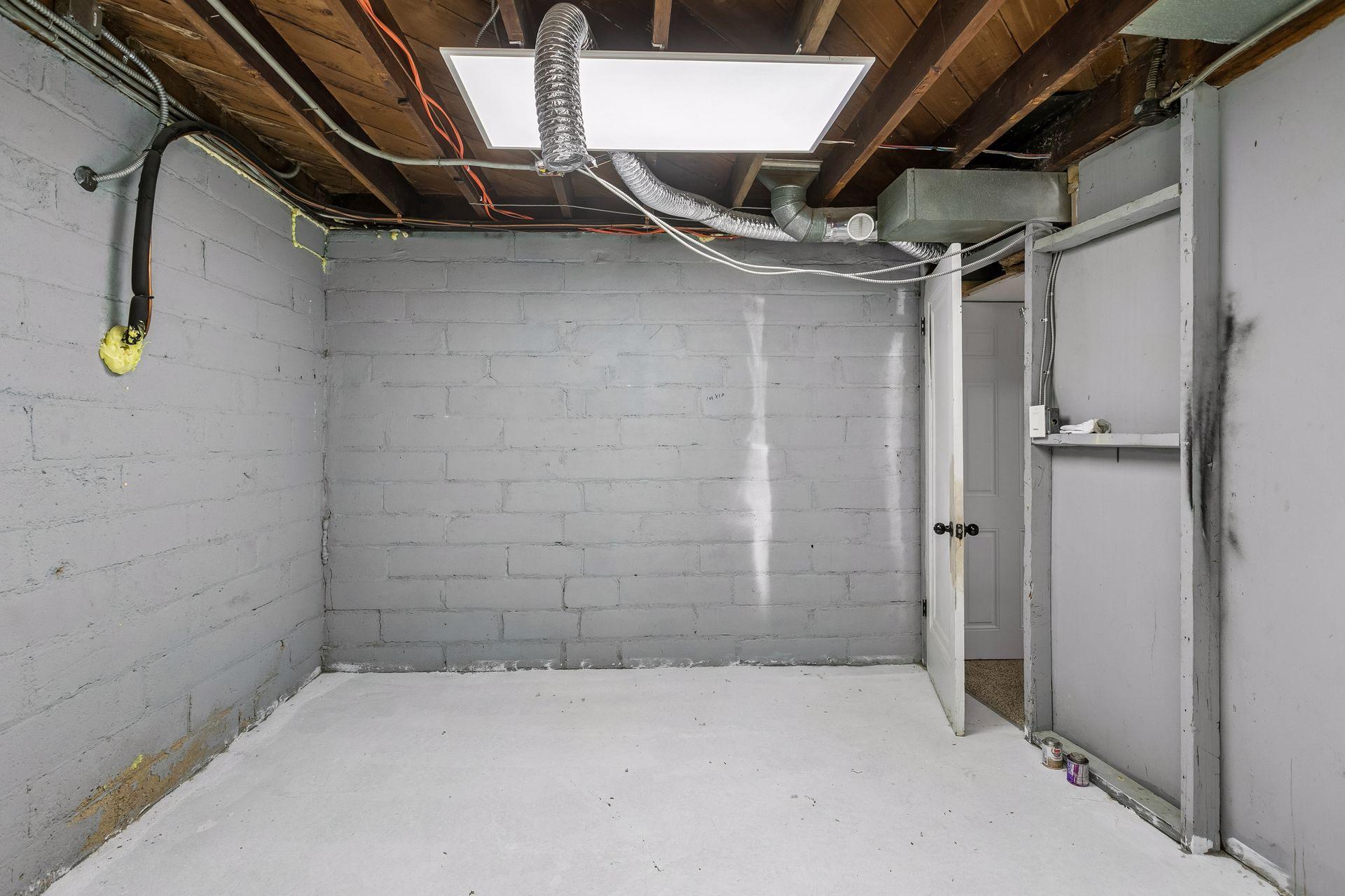 2323 Ilion Avenue N Property Photo 28