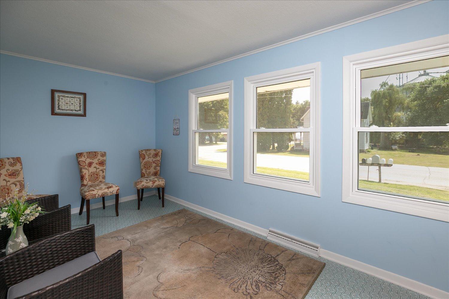 208 Ashburn Street E Property Photo 3