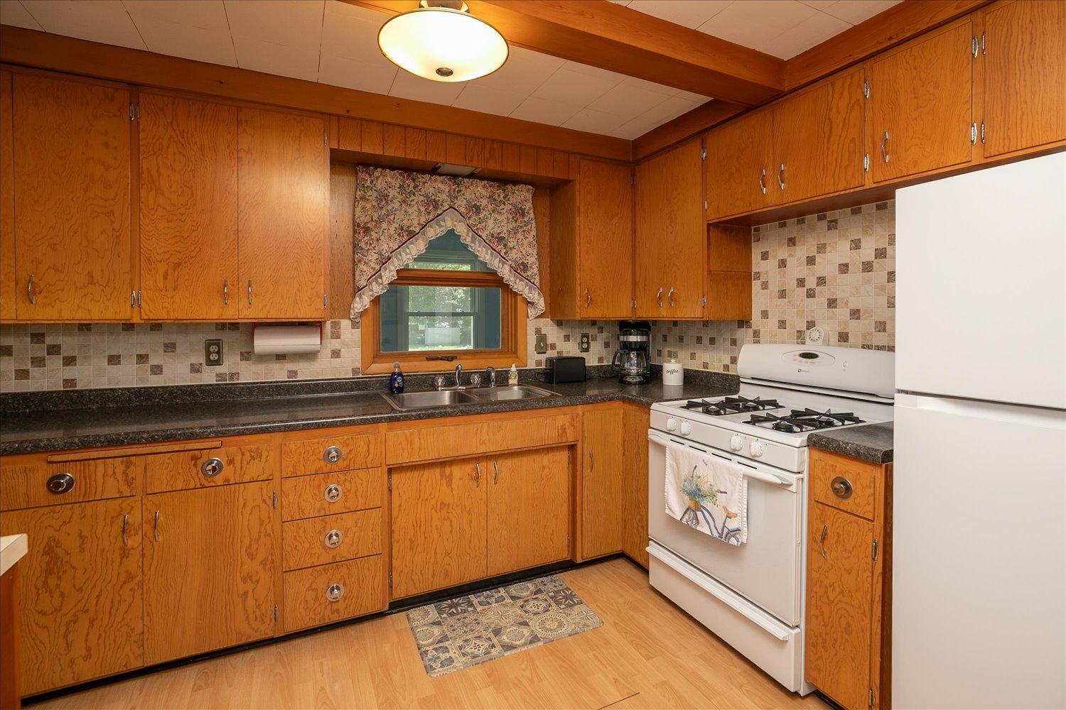 208 Ashburn Street E Property Photo 12