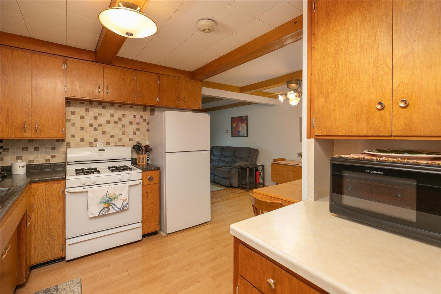208 Ashburn Street E Property Photo 14