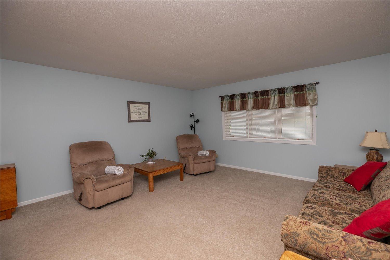 208 Ashburn Street E Property Photo 16