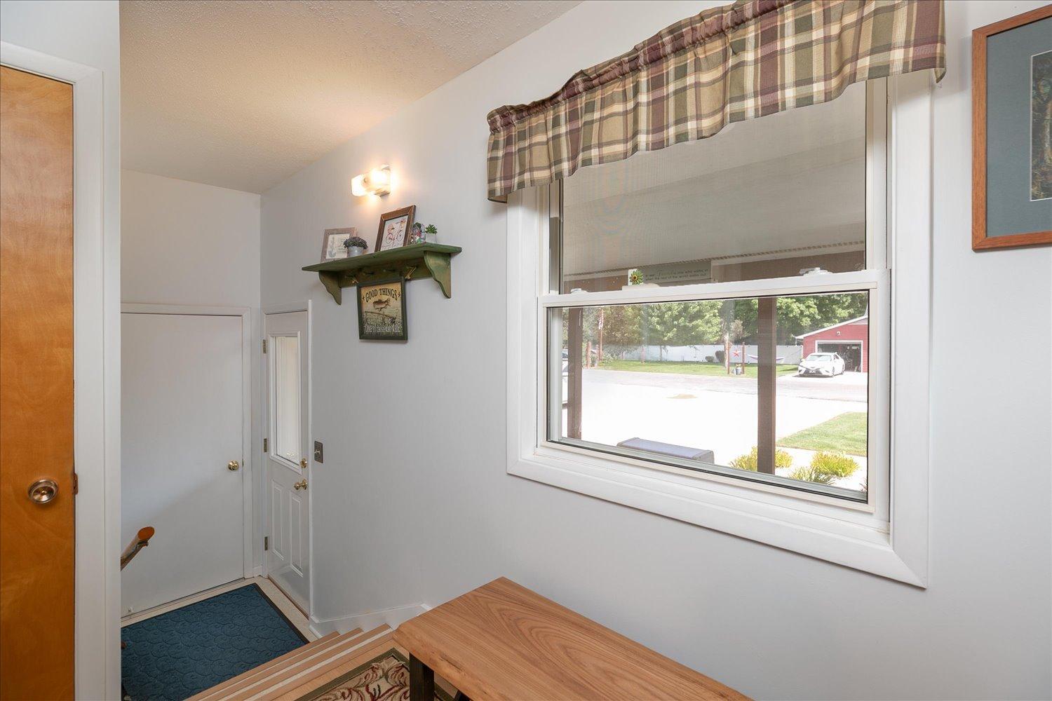 208 Ashburn Street E Property Photo 18