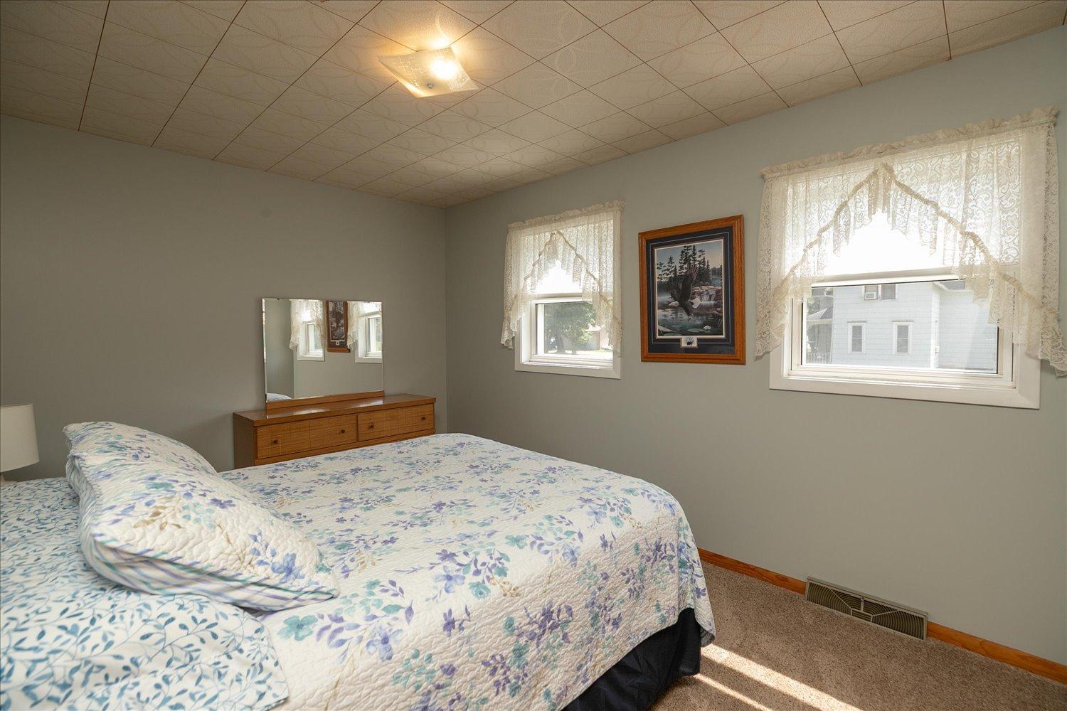 208 Ashburn Street E Property Photo 19