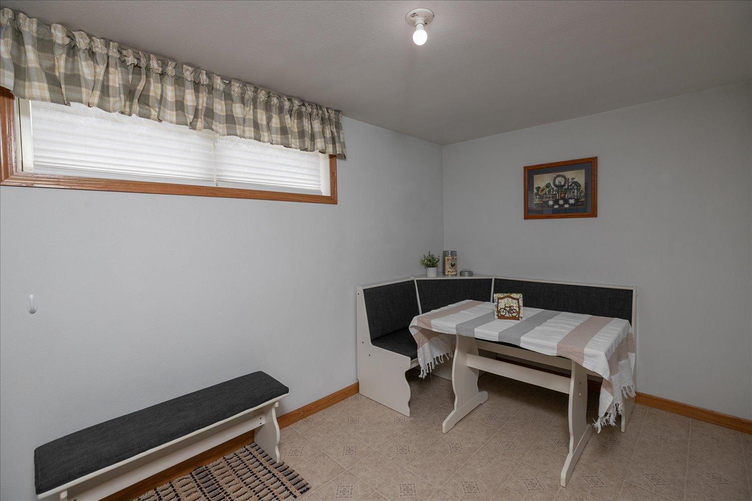 208 Ashburn Street E Property Photo 25