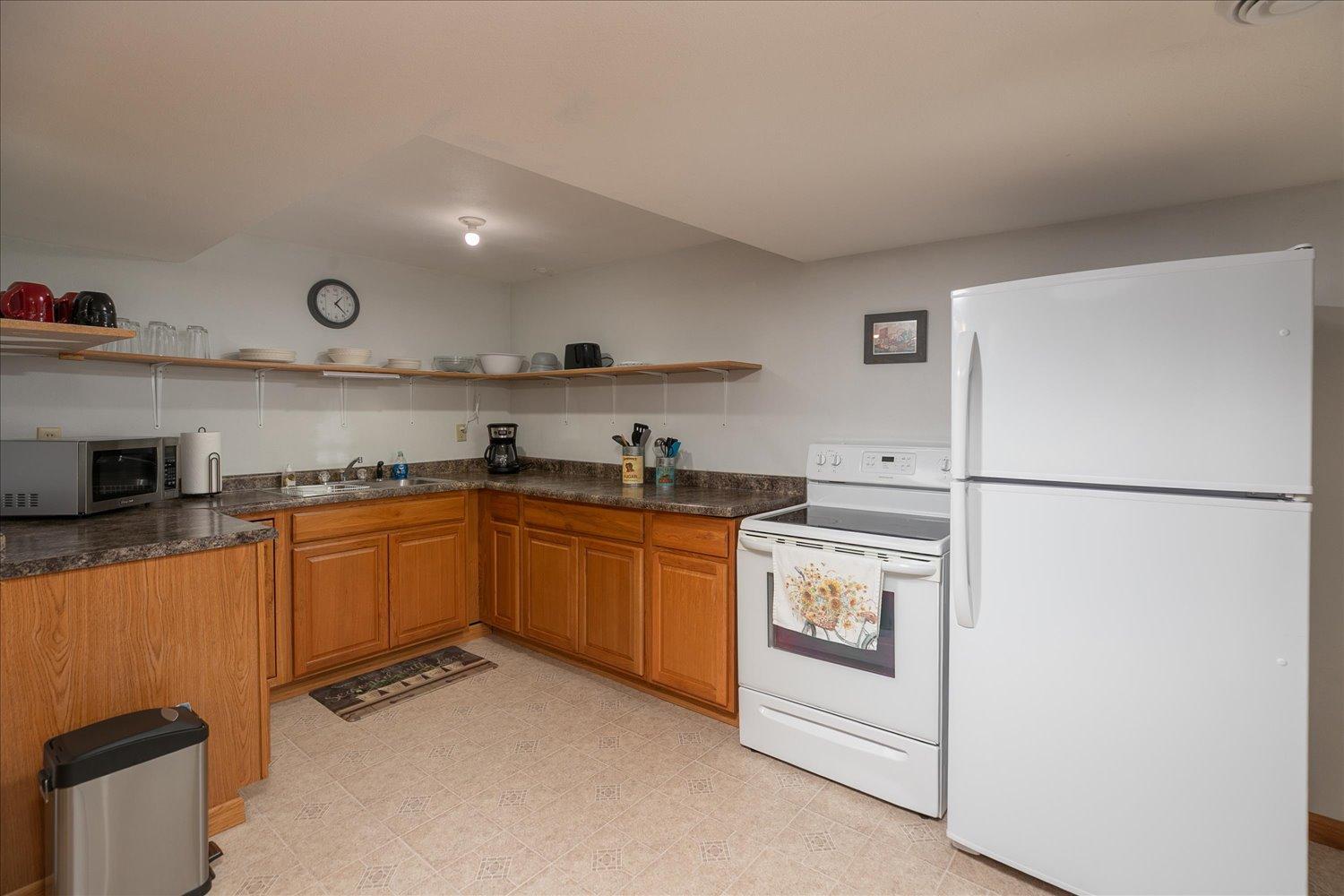 208 Ashburn Street E Property Photo 27
