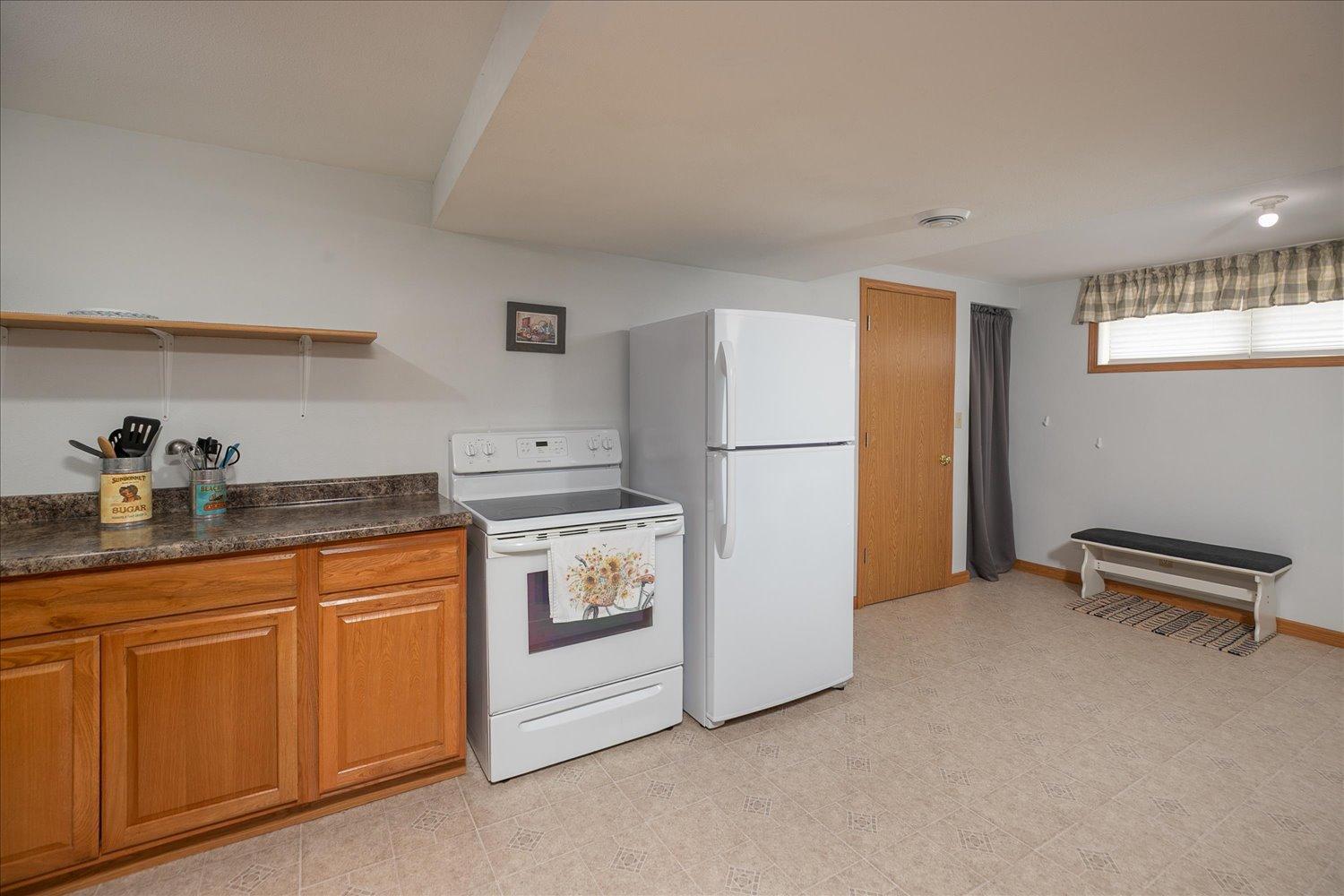 208 Ashburn Street E Property Photo 28