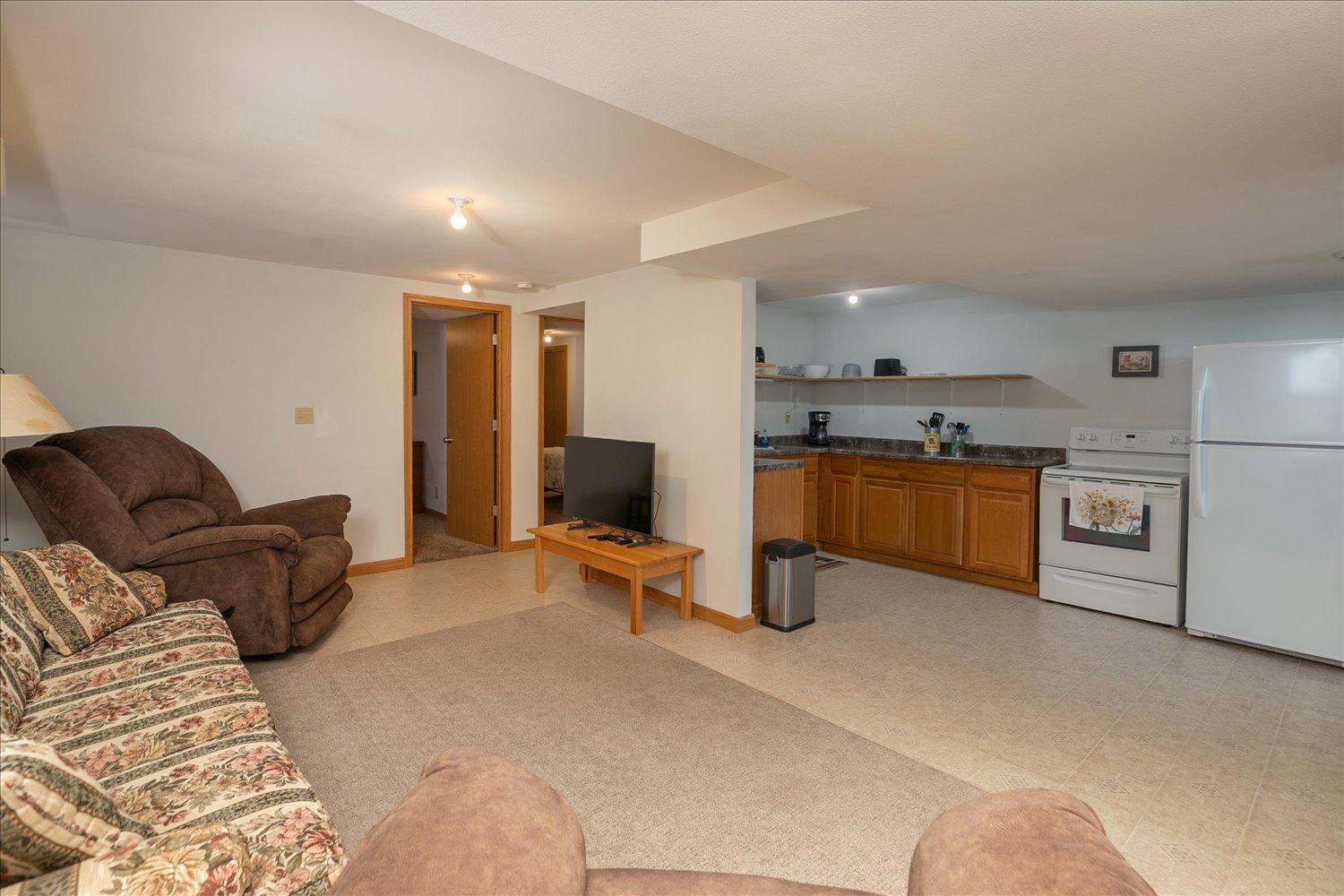 208 Ashburn Street E Property Photo 31