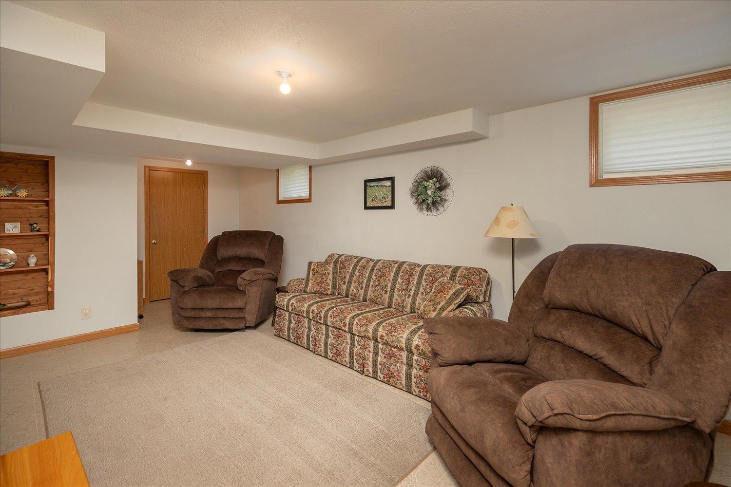208 Ashburn Street E Property Photo 32