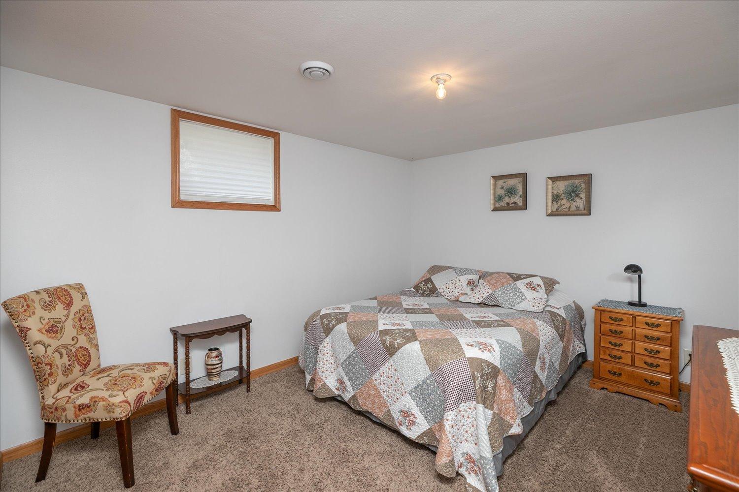208 Ashburn Street E Property Photo 33