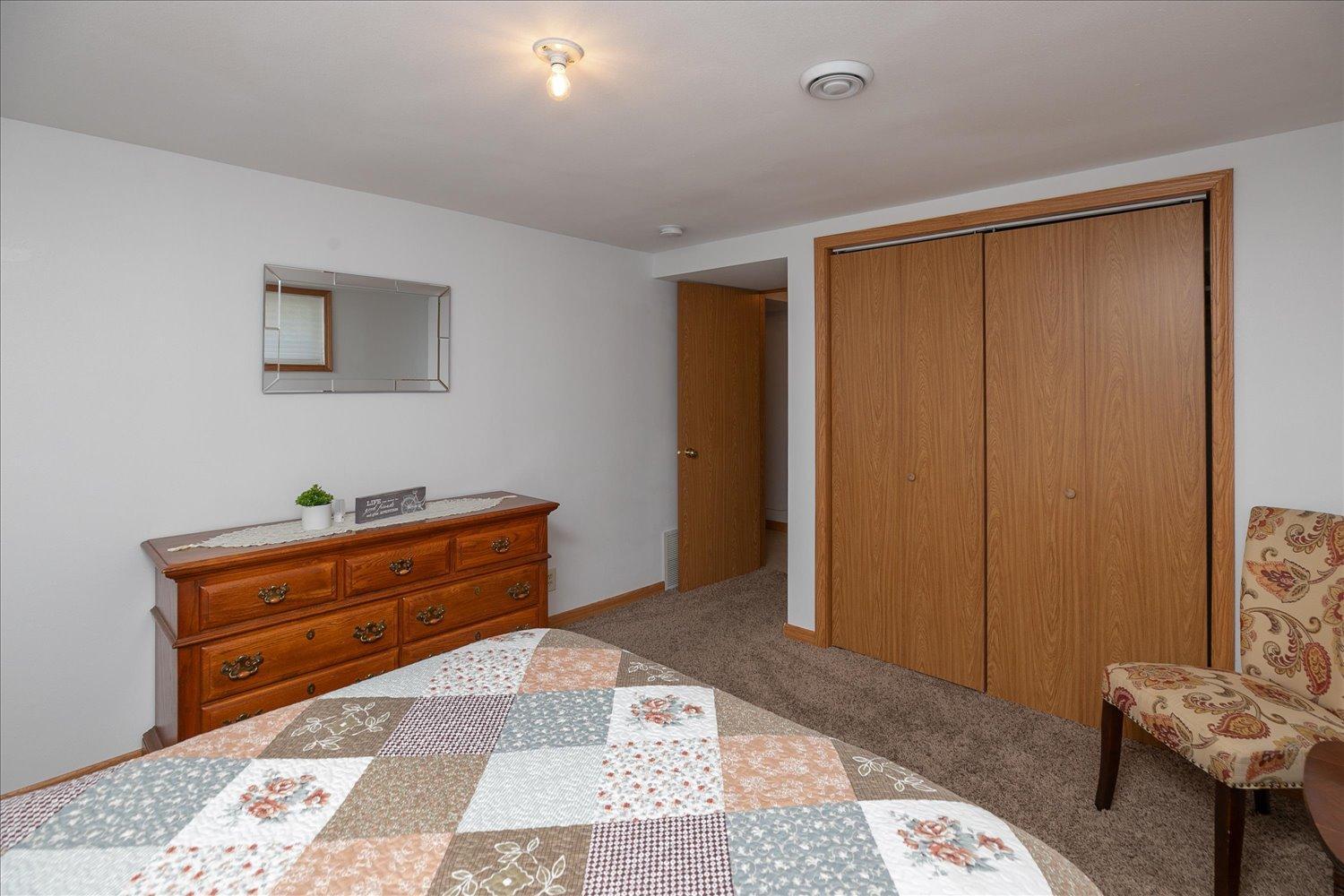 208 Ashburn Street E Property Photo 34