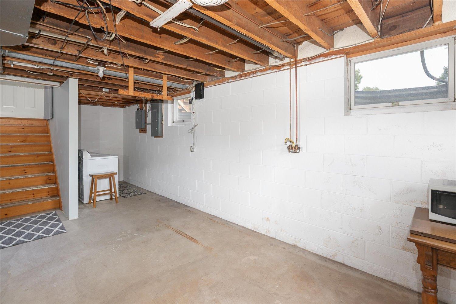 208 Ashburn Street E Property Photo 38