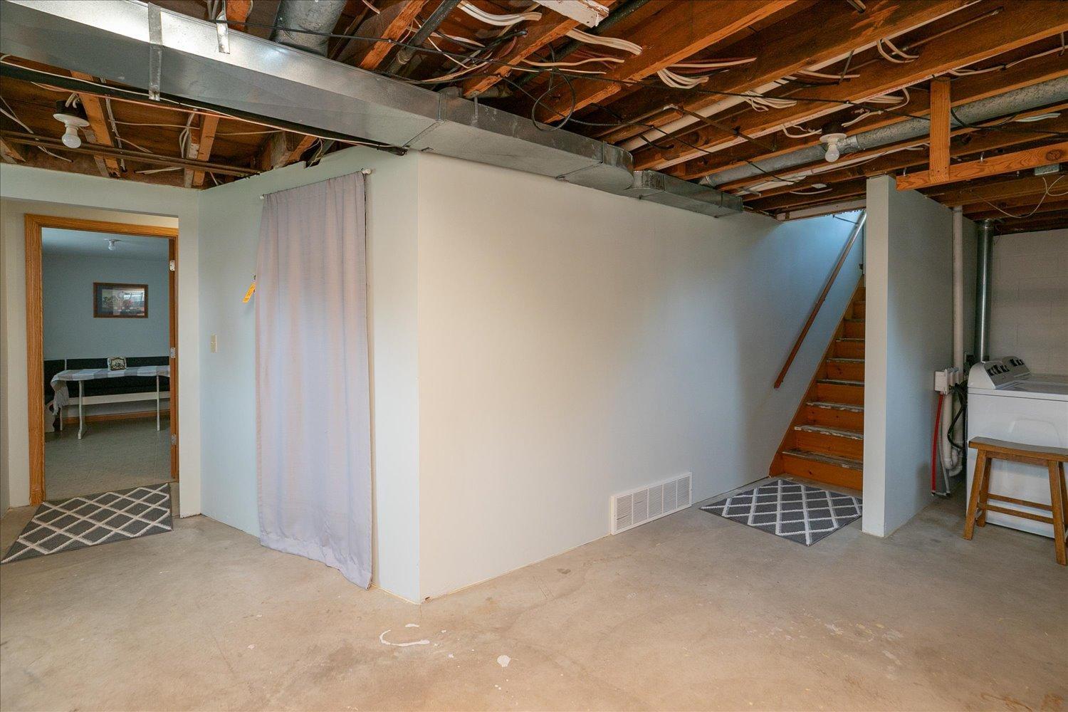 208 Ashburn Street E Property Photo 39