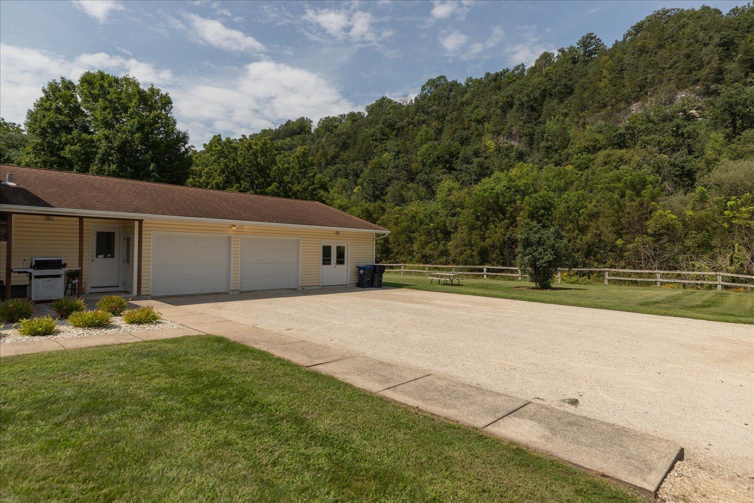 208 Ashburn Street E Property Photo 40