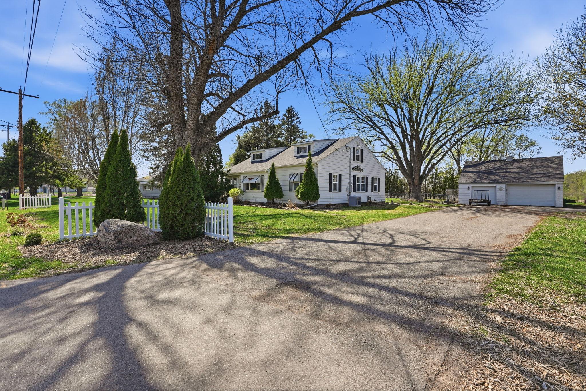 15717 Clayton Avenue E Property Photo 2