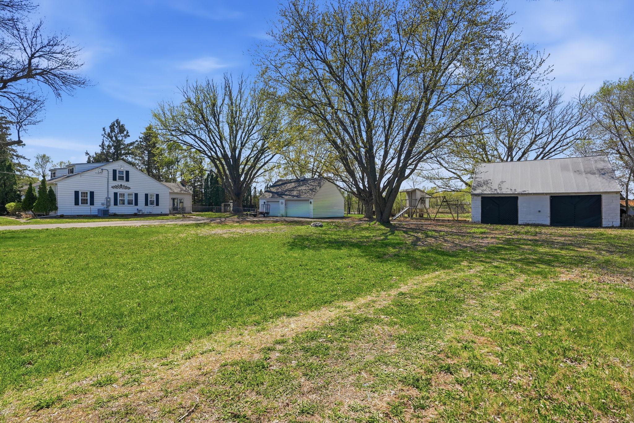 15717 Clayton Avenue E Property Photo 3