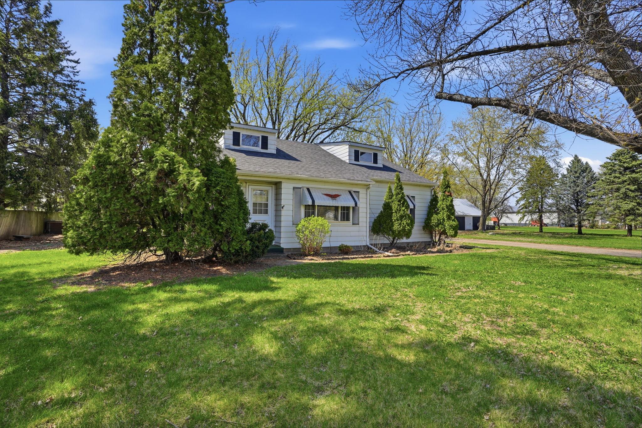 15717 Clayton Avenue E Property Photo 4