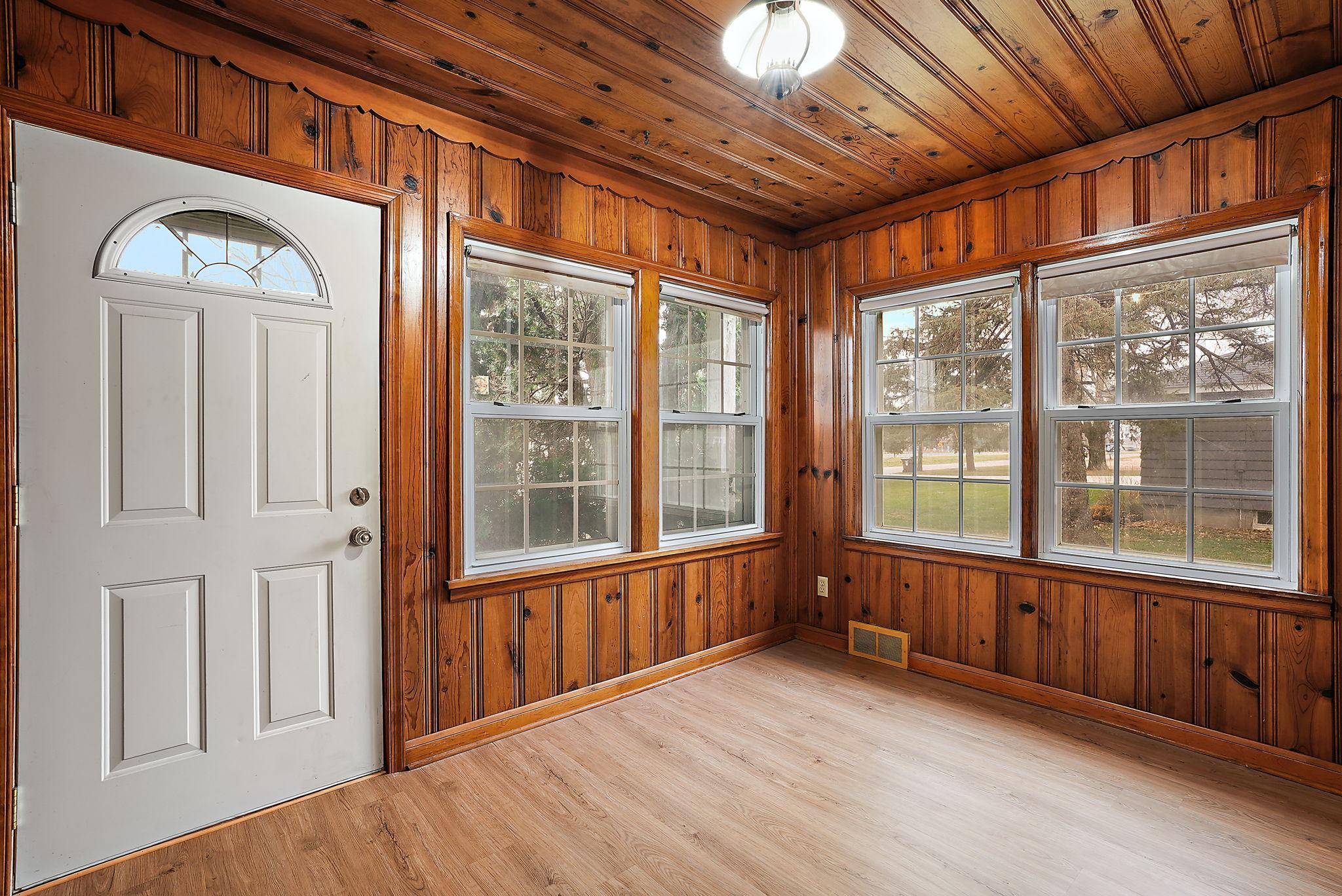 15717 Clayton Avenue E Property Photo 7