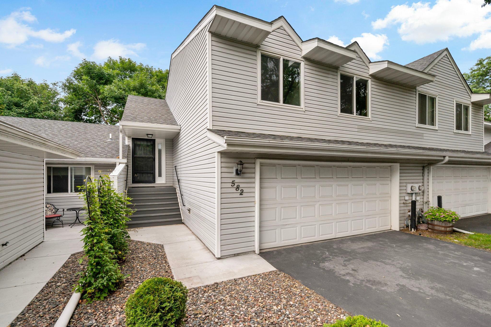 582 Clover Leaf Parkway NE