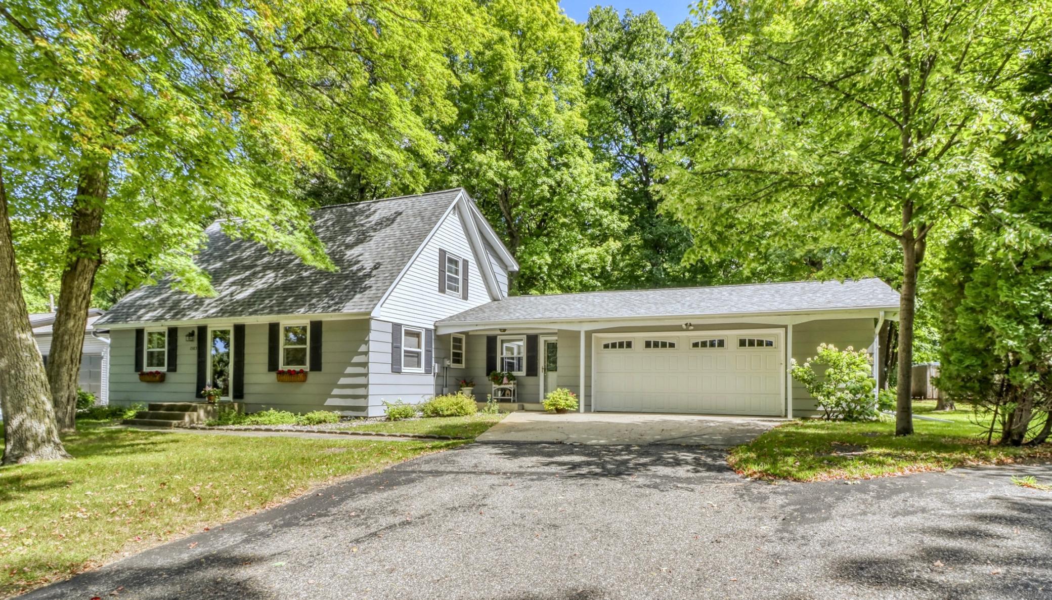 1583 E Shore Drive Property Photo 1