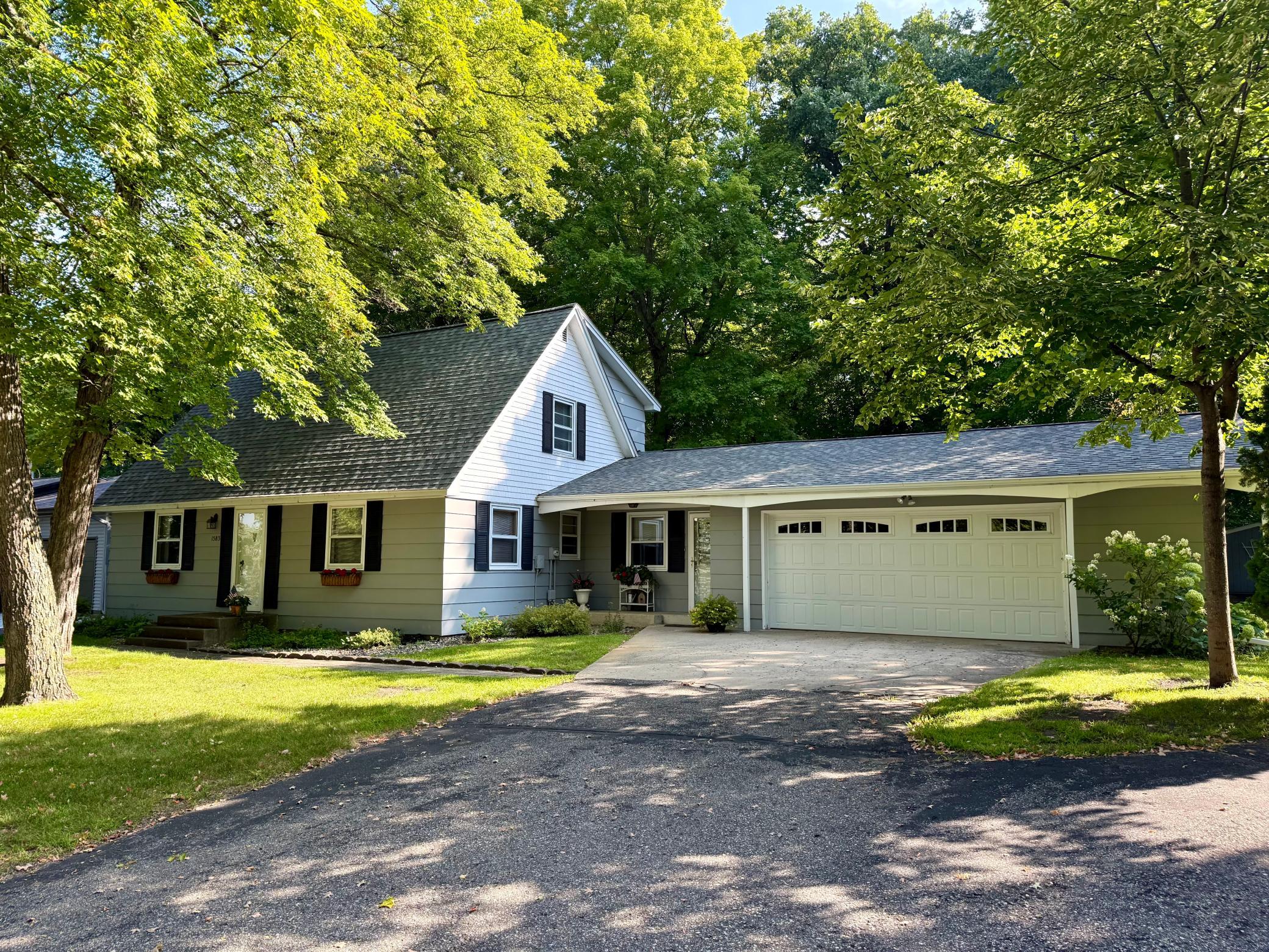 1583 E Shore Drive Property Photo 2