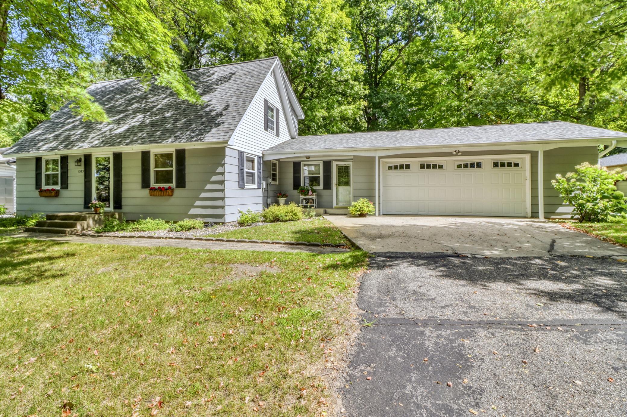 1583 E Shore Drive Property Photo 3