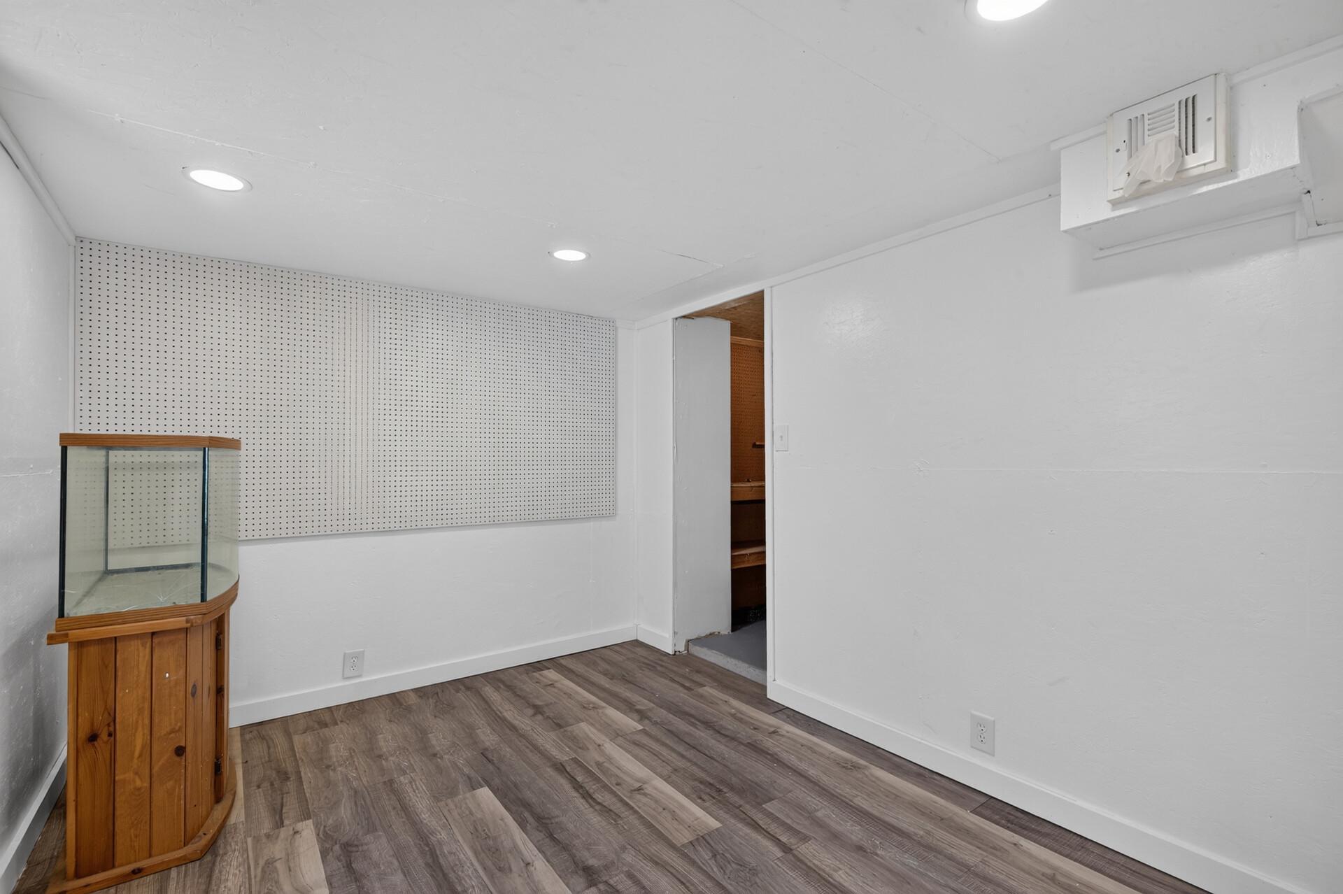 4242 Thomas Avenue N Property Photo 36