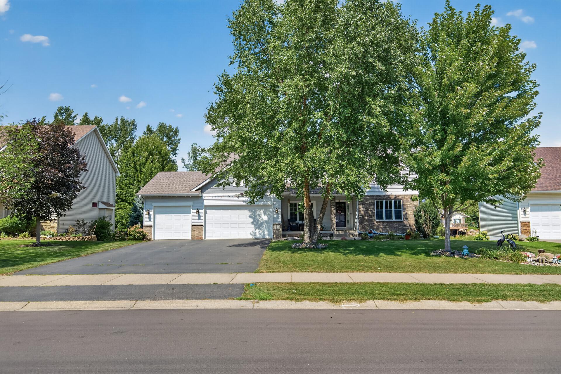 10548 Noble Circle N Property Photo 1