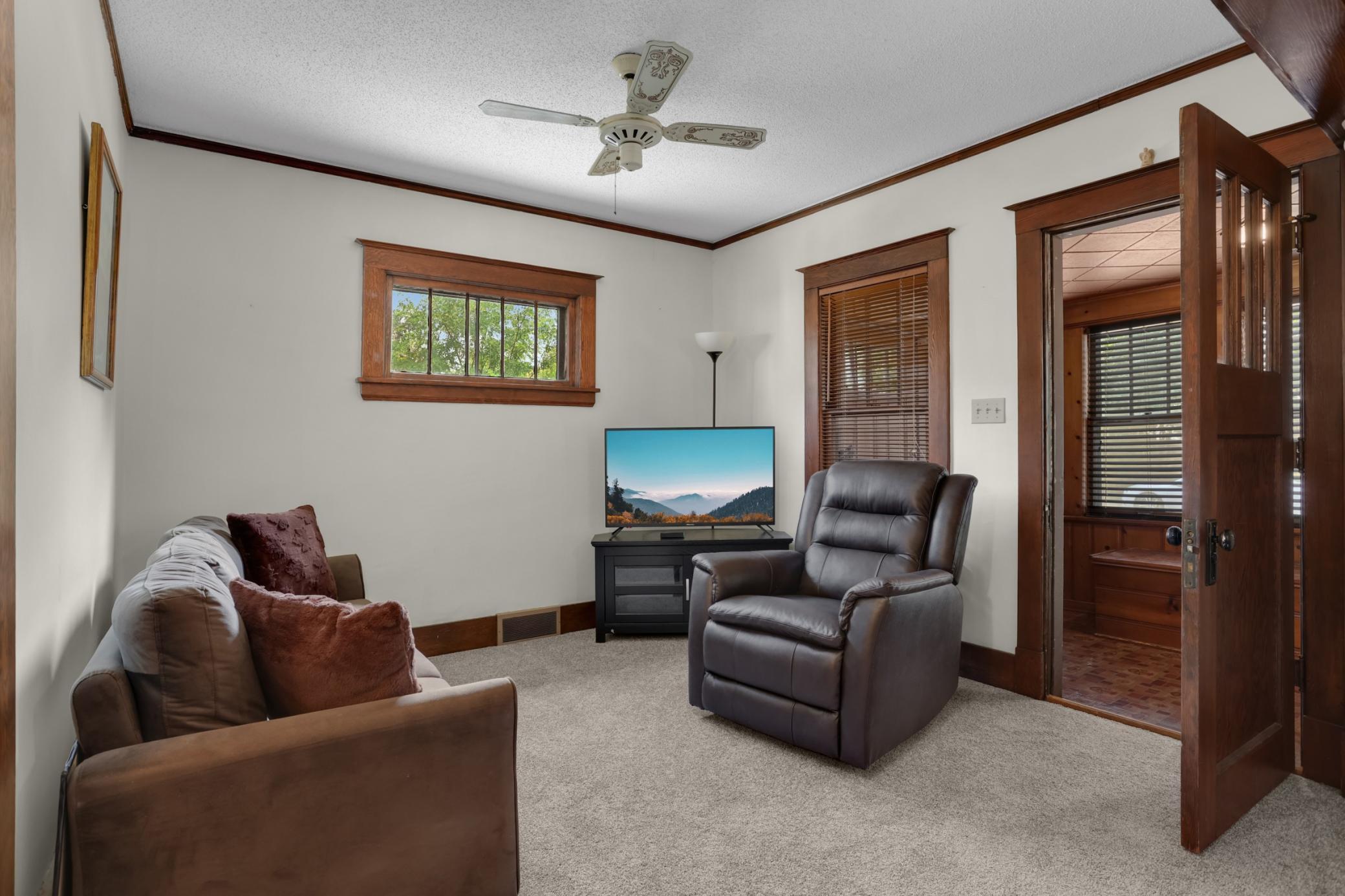 161 King Street W Property Photo 3