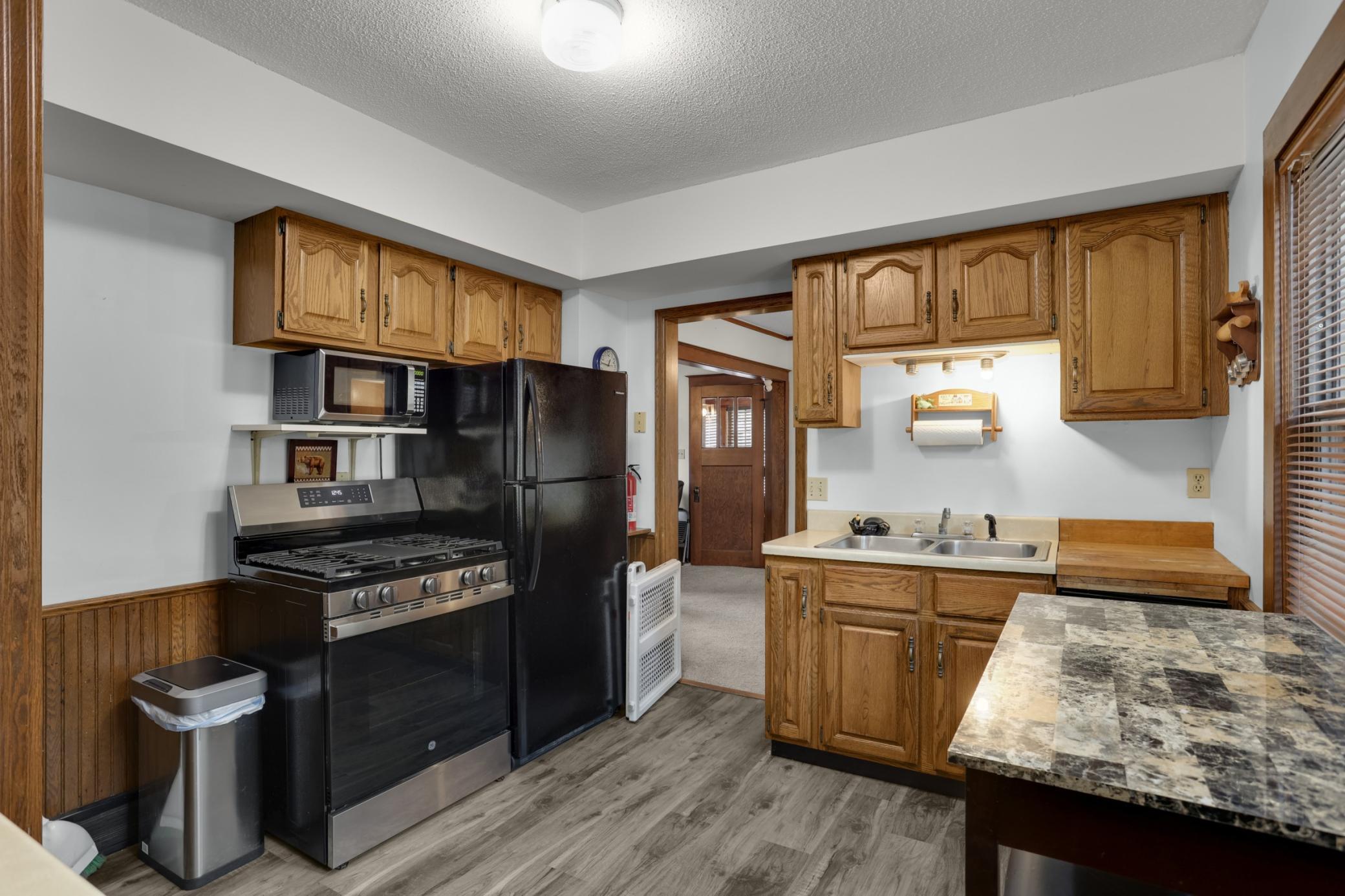 161 King Street W Property Photo 6