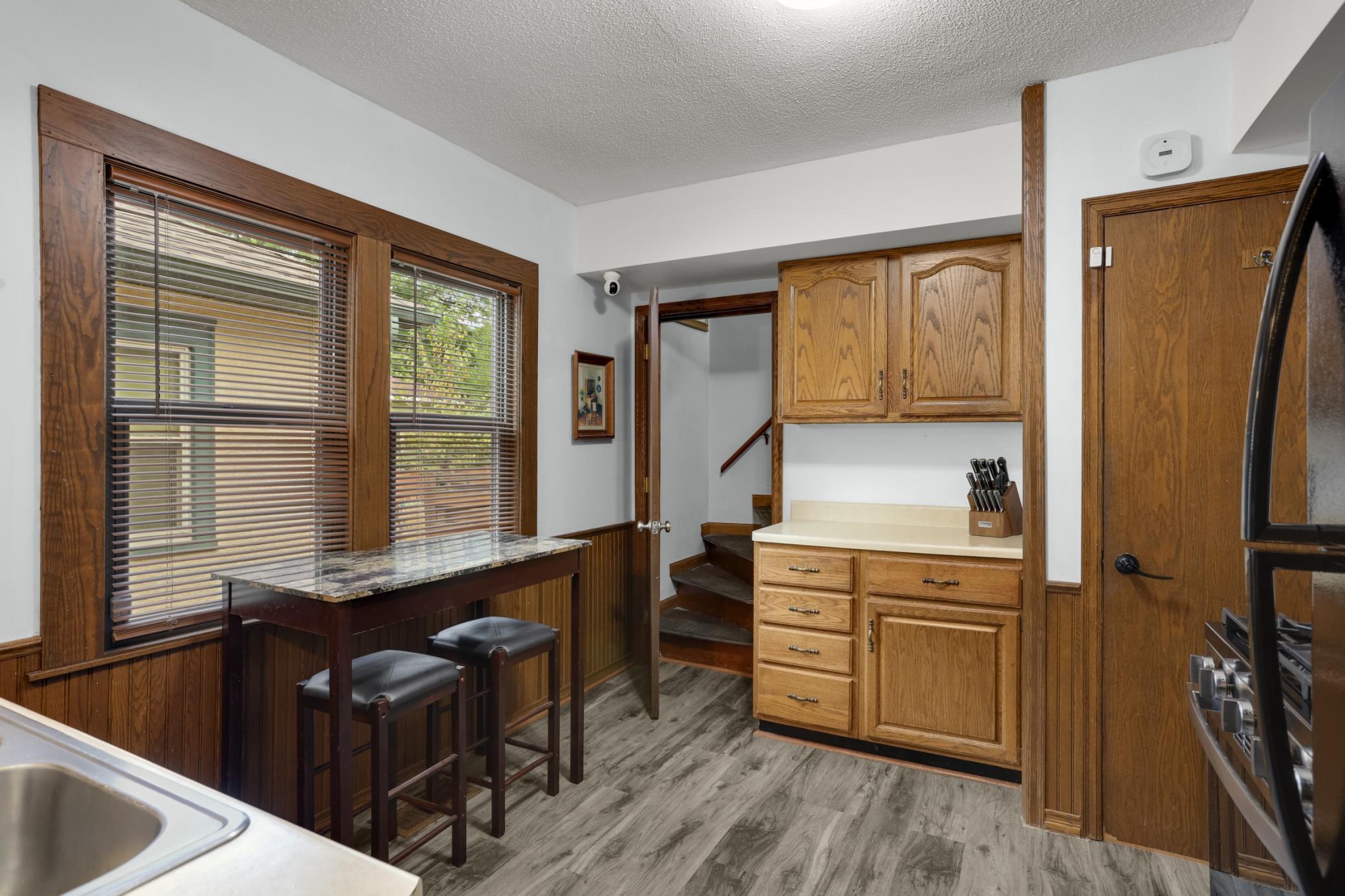 161 King Street W Property Photo 8
