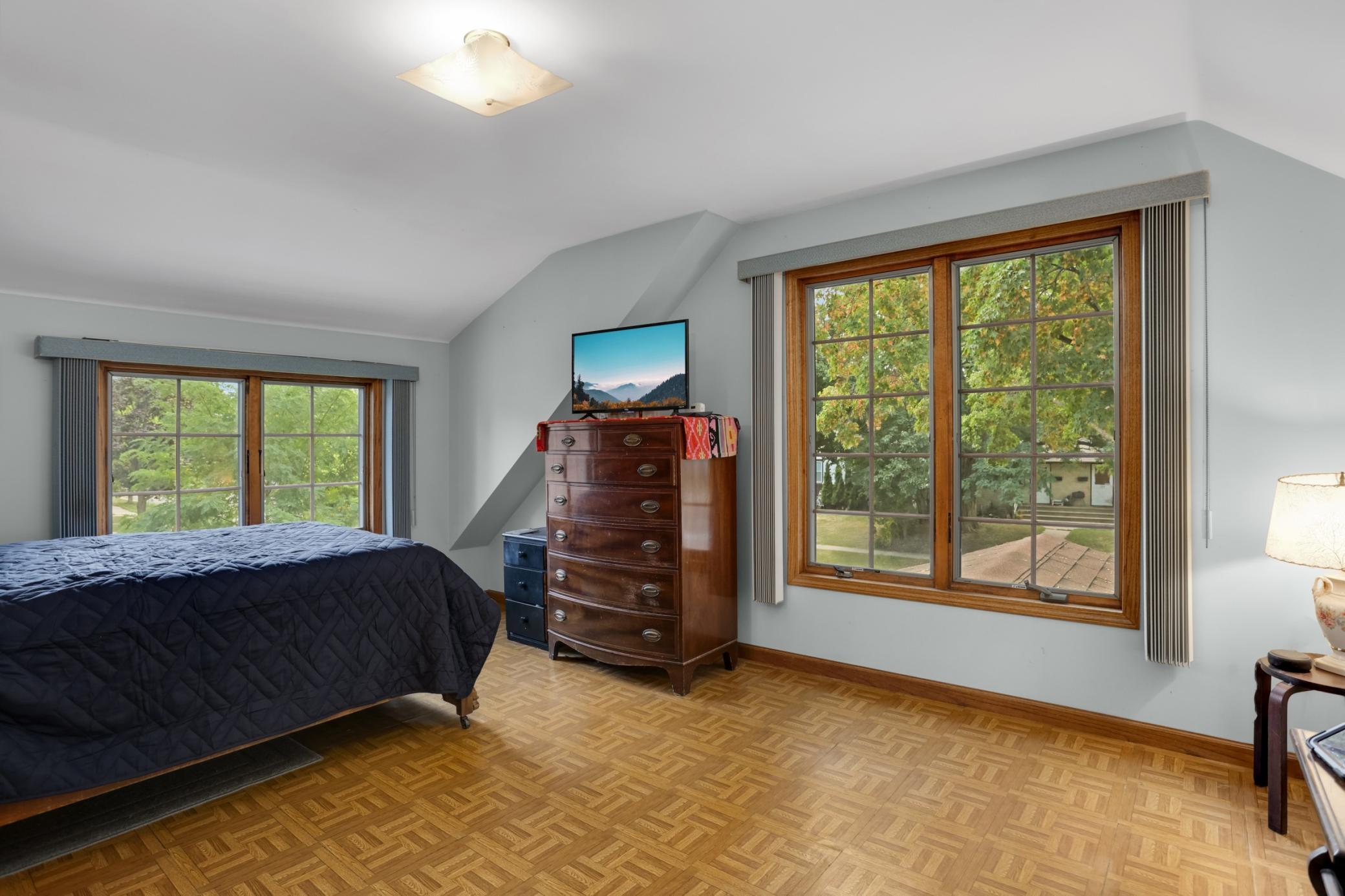 161 King Street W Property Photo 11