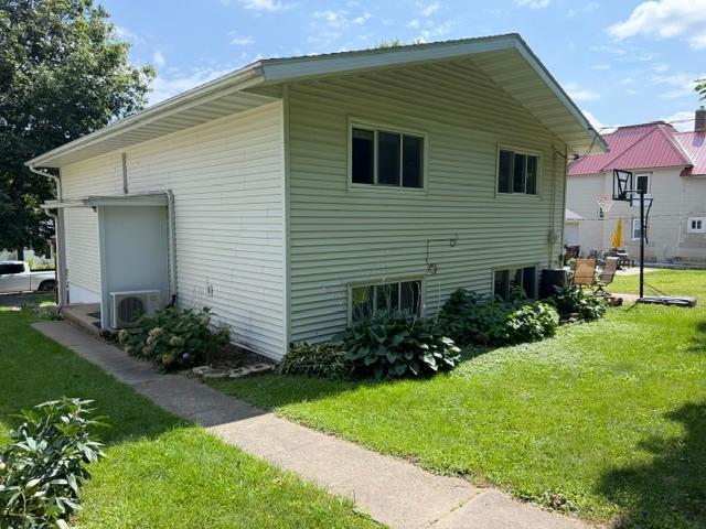 109 Oak Street S Property Photo 4