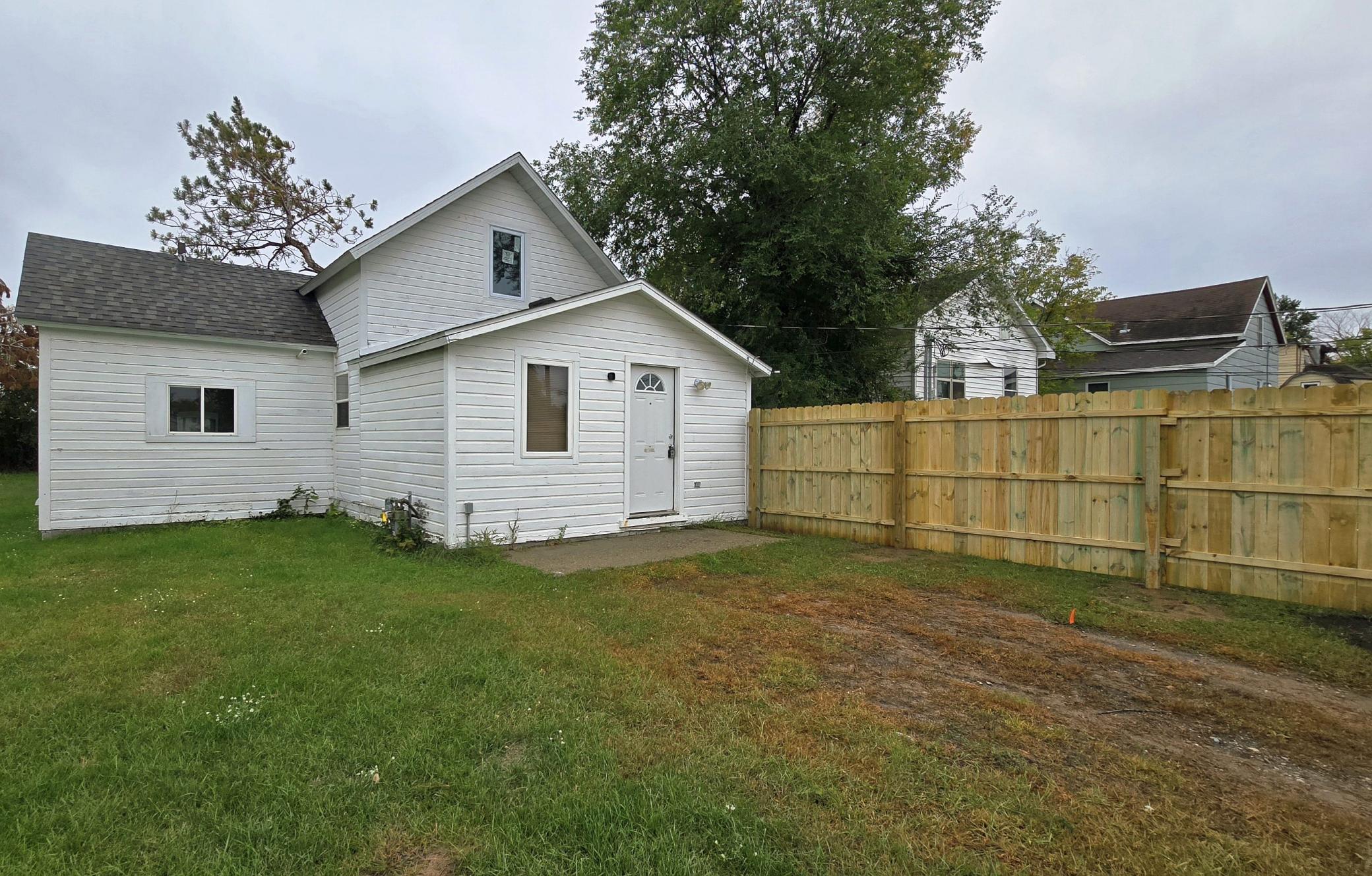707 Irvine Avenue Nw Property Photo 3