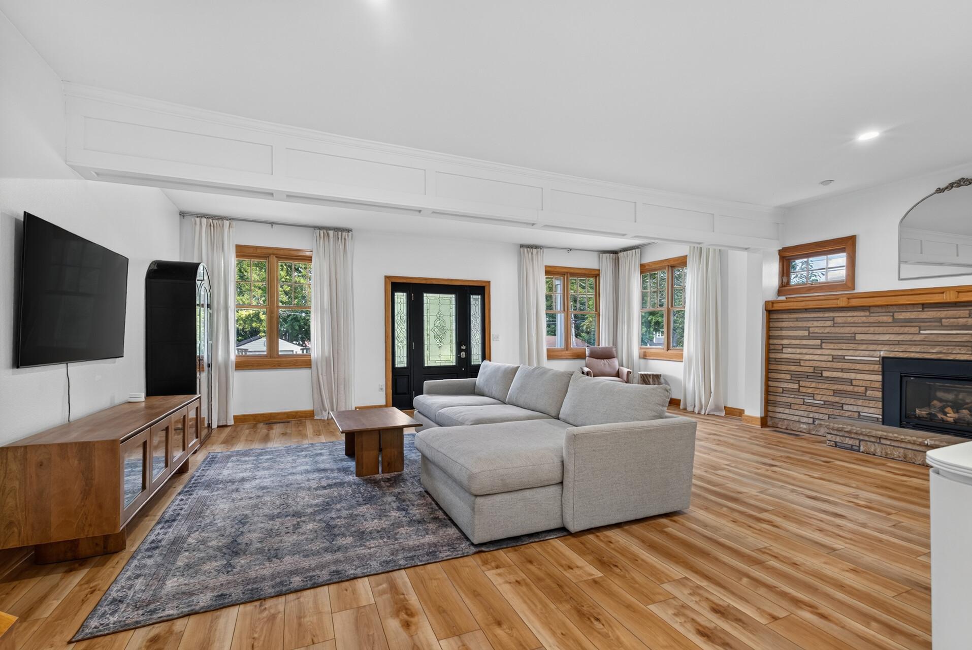 2584 S Shore Boulevard Property Photo 5