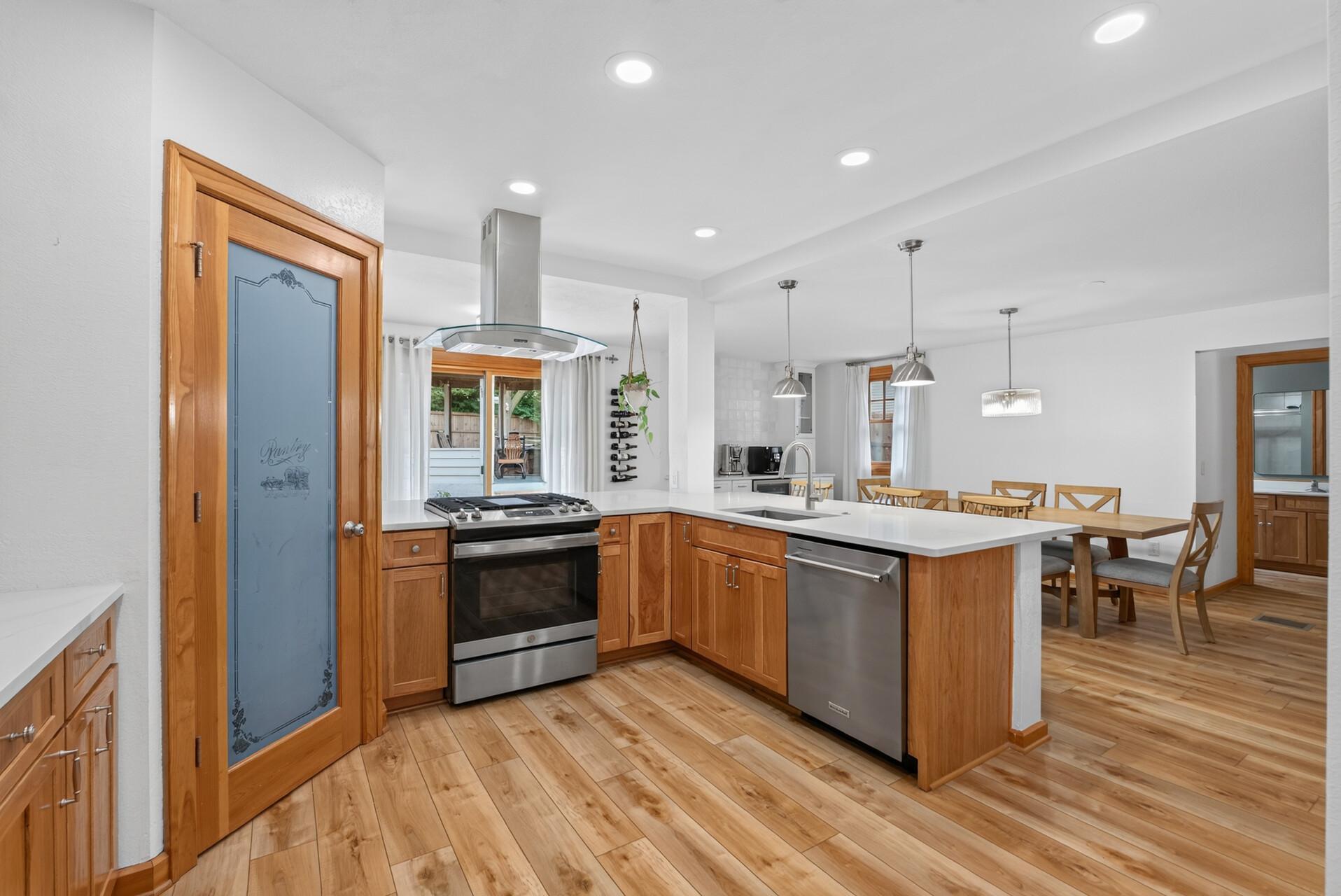 2584 S Shore Boulevard Property Photo 8