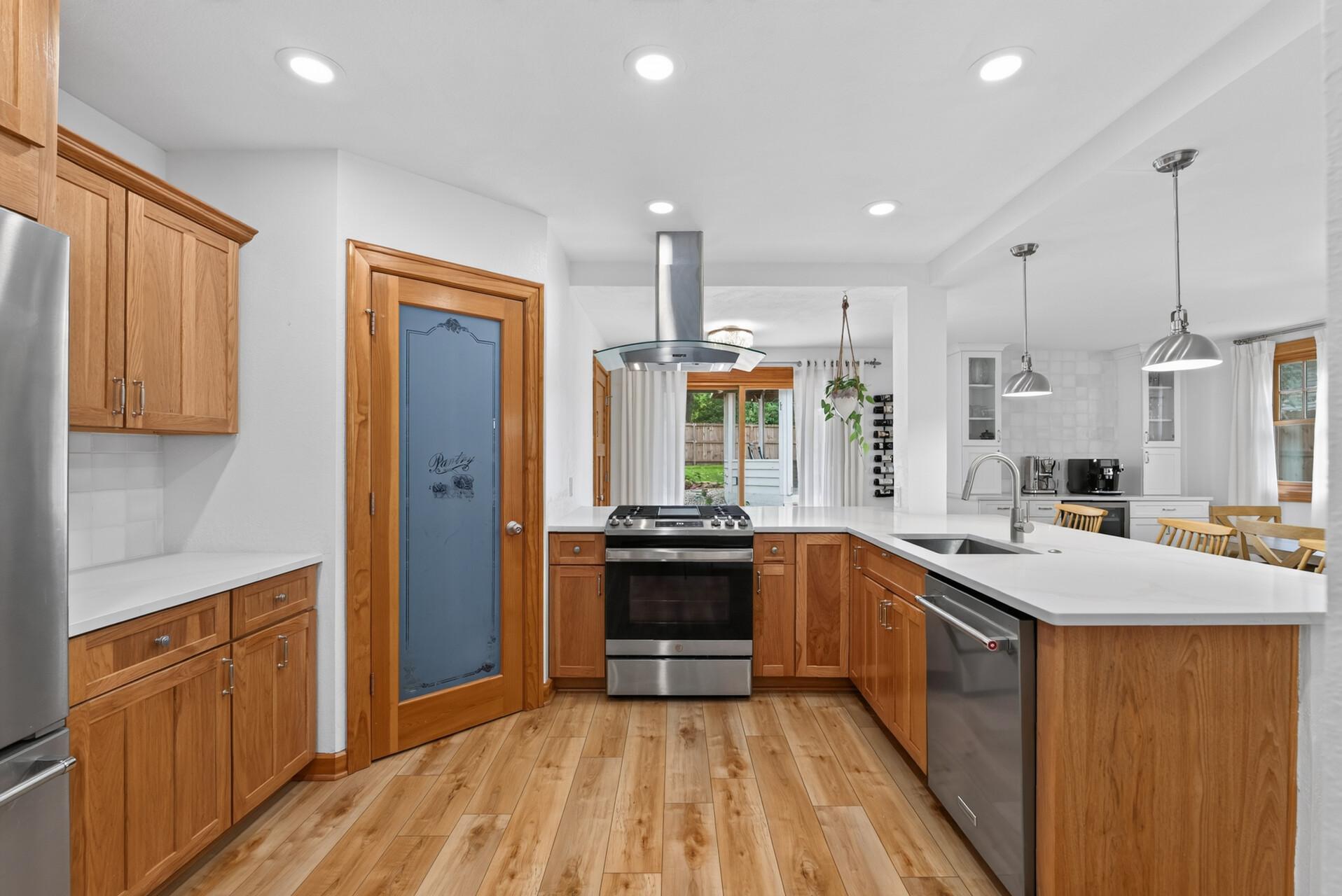 2584 S Shore Boulevard Property Photo 9