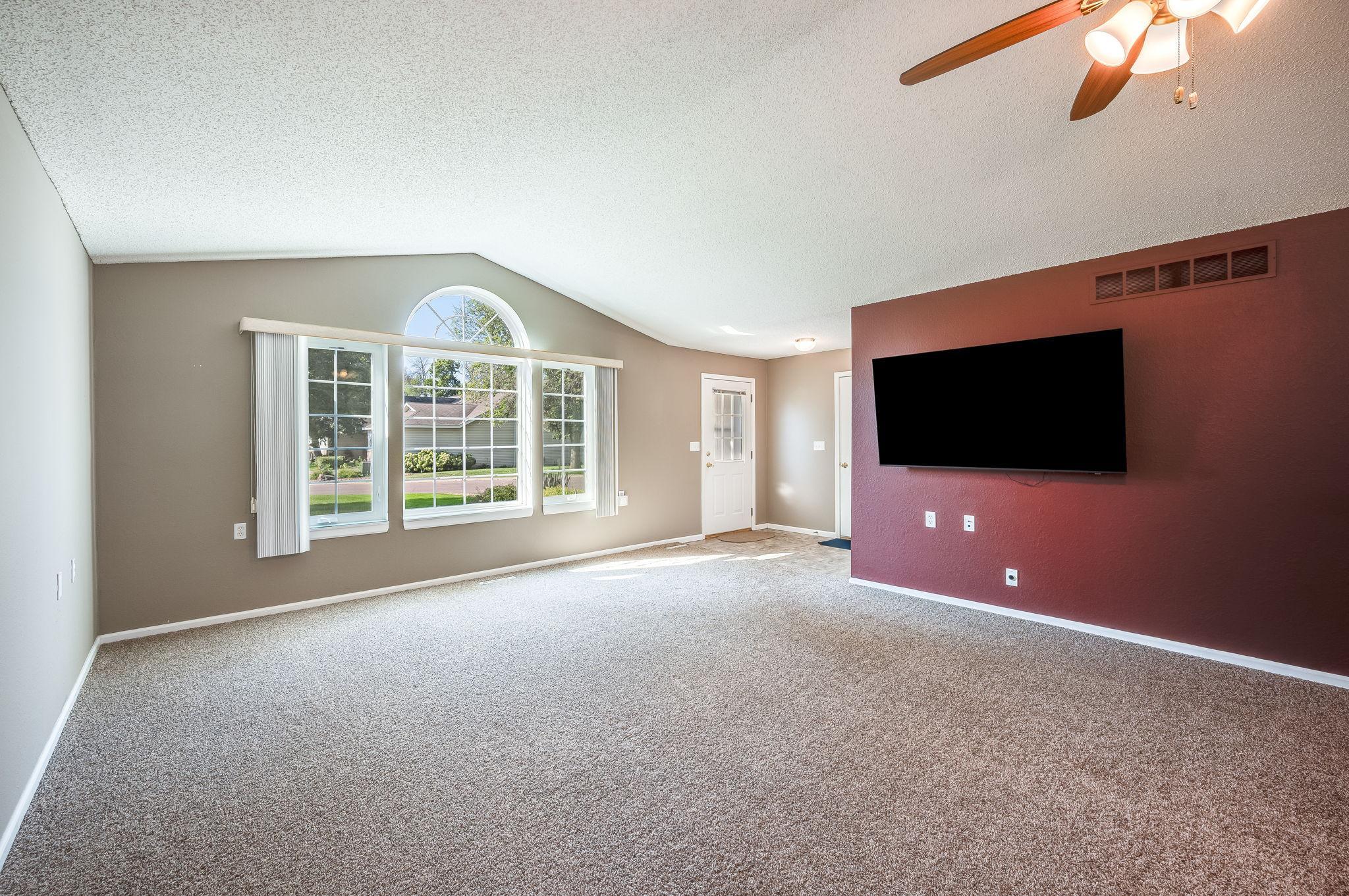 122 Oxford Path Property Photo 5