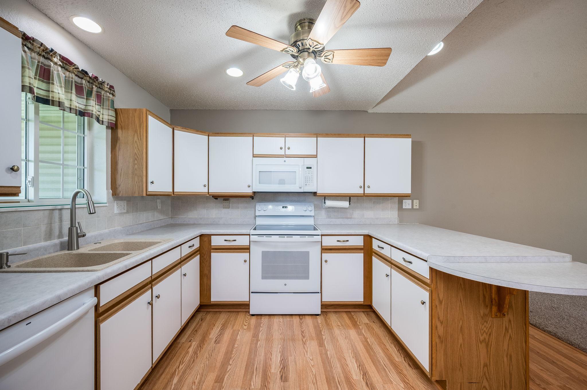 122 Oxford Path Property Photo 10