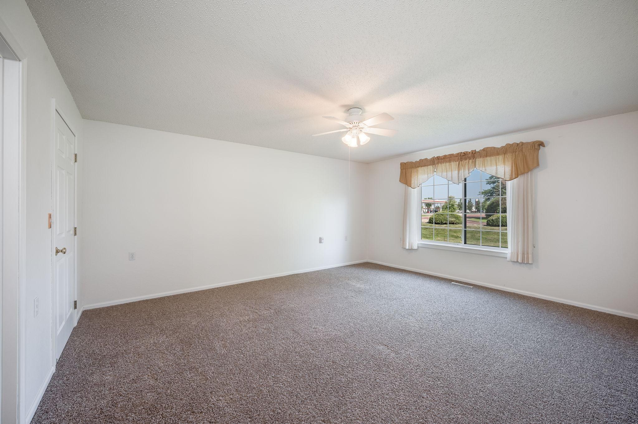 122 Oxford Path Property Photo 16