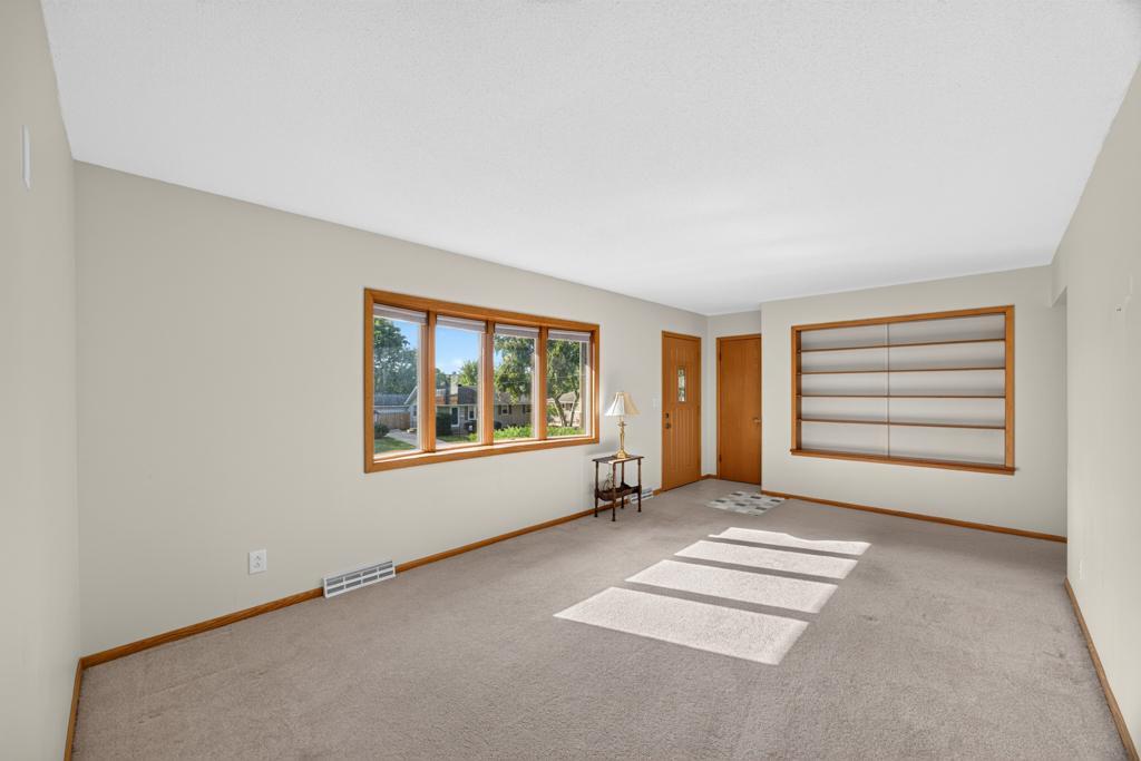 2817 15th Avenue Nw Property Photo 3
