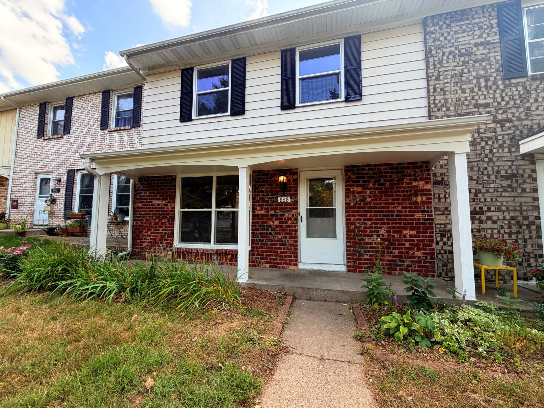 868 Wescott Square Property Photo 1