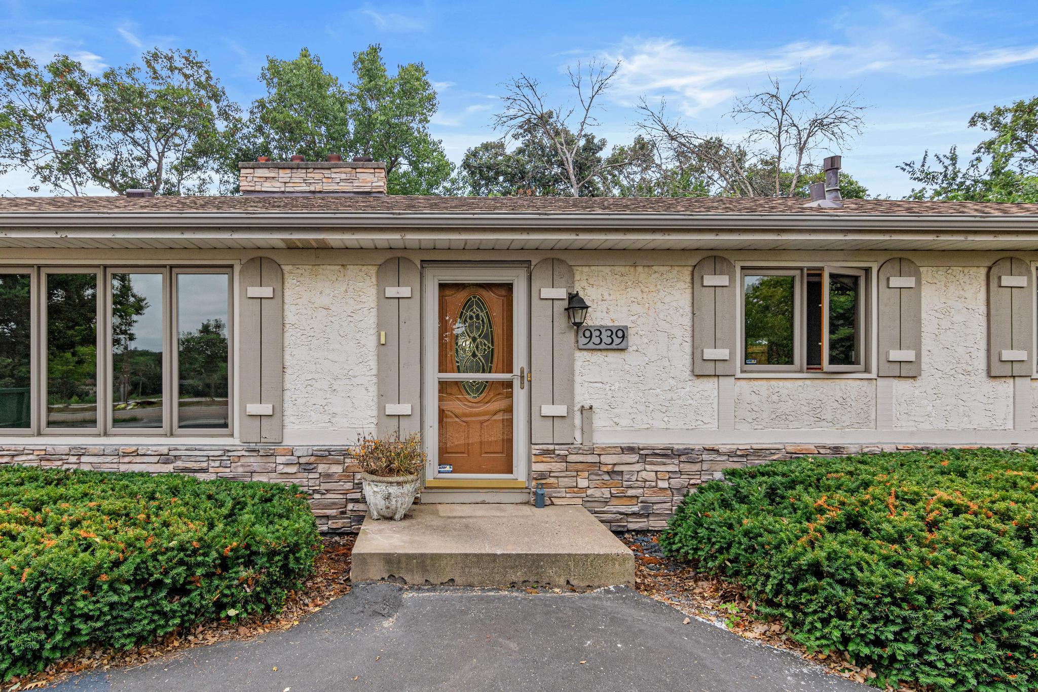 9339 Cedar Lake Road S Property Photo 1