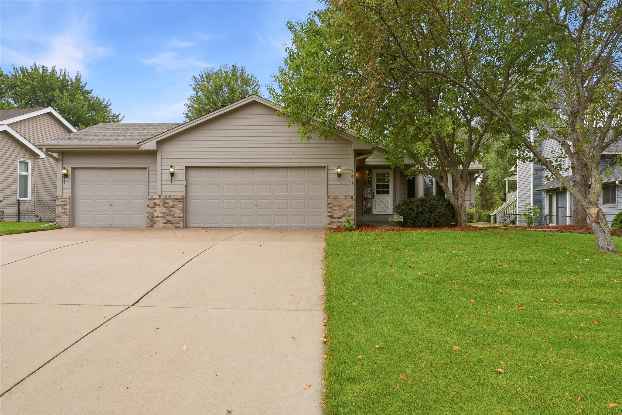 9225 Queens Gardens Property Photo 1