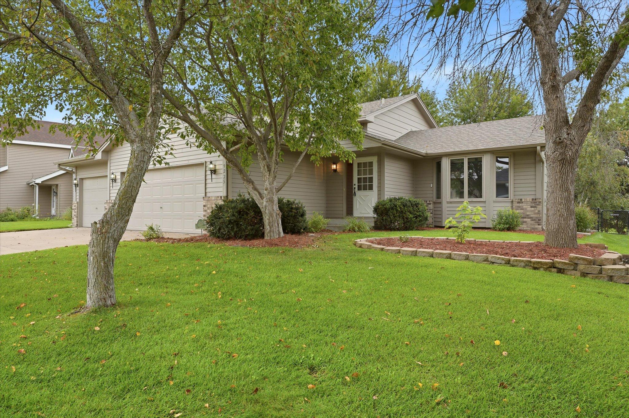 9225 Queens Gardens Property Photo 3